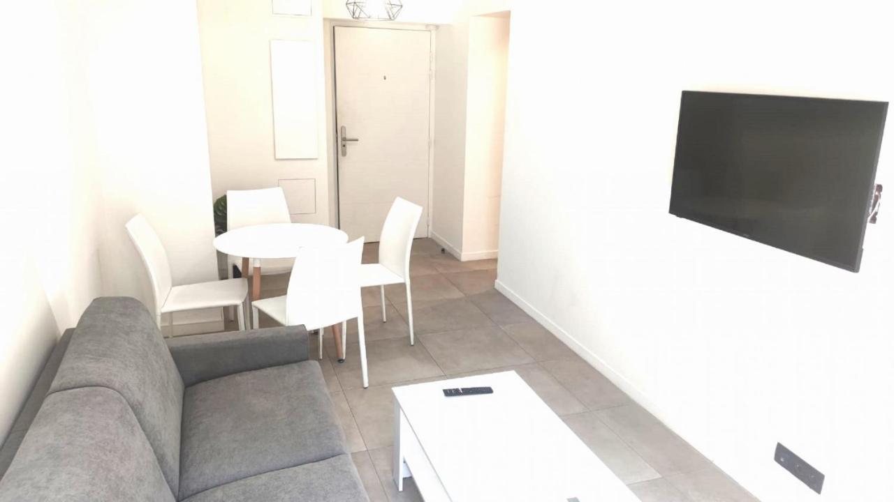 Appartement Baie Des Anges Proche 102 *